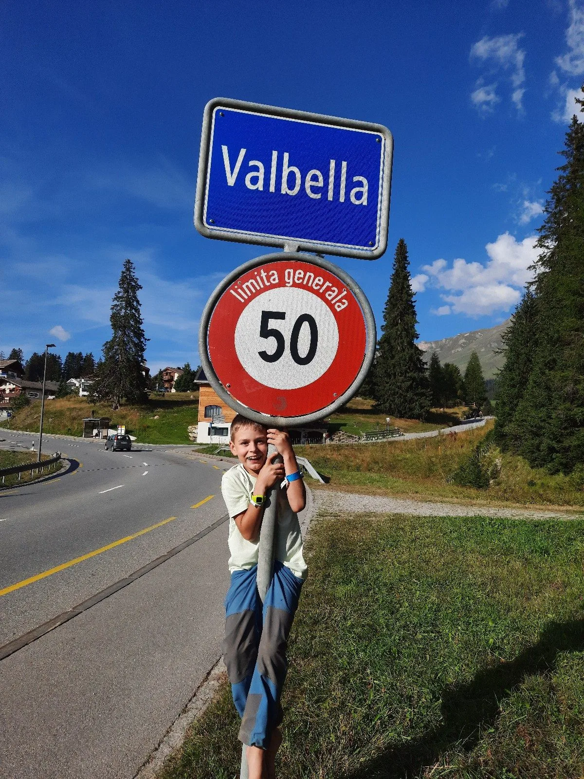 Laurenz beim Ortsschild von Valbella in der Schweiz