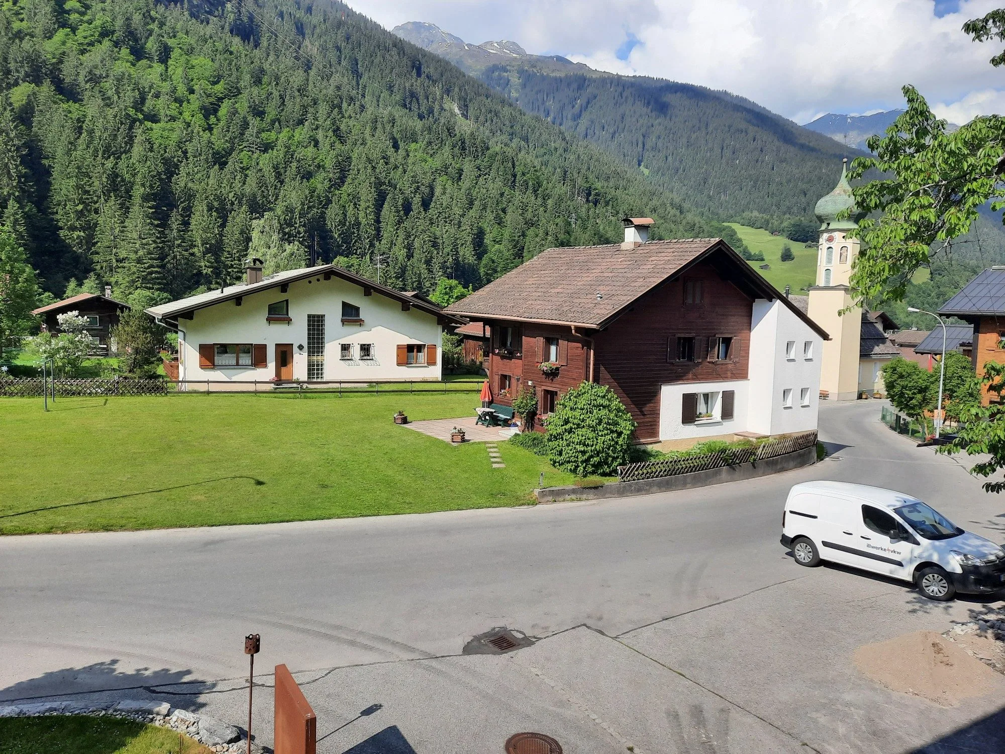 Blick auf Partenen mit Kirche