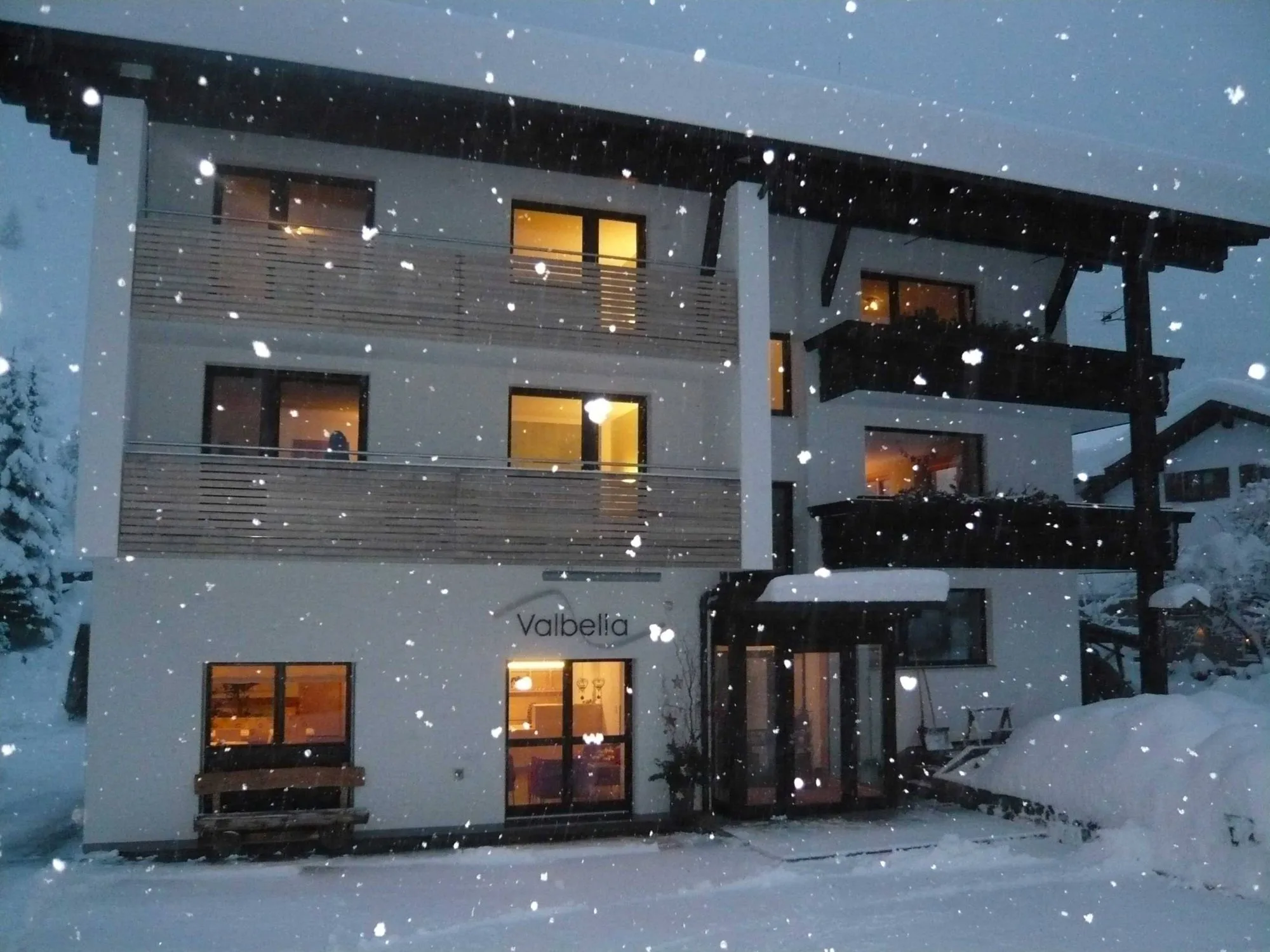 Pension Valbella an einem Winterabend
