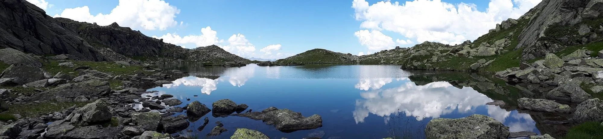 Bergsee im Frühling