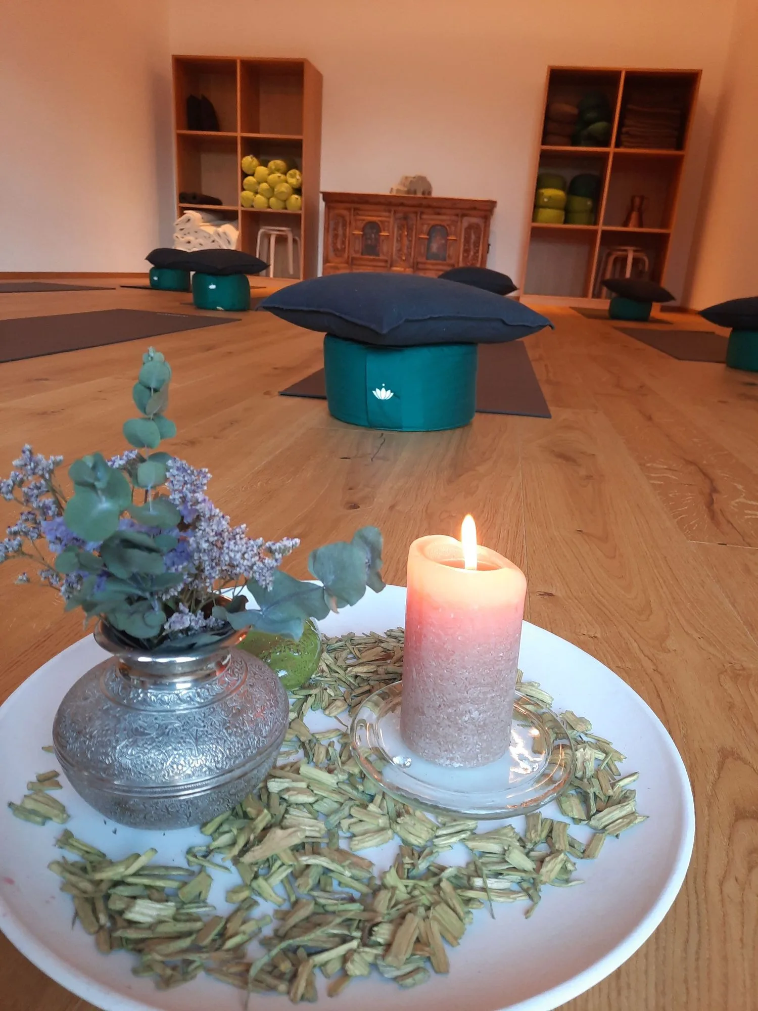 Kerze und Lavendel im Yogaraum