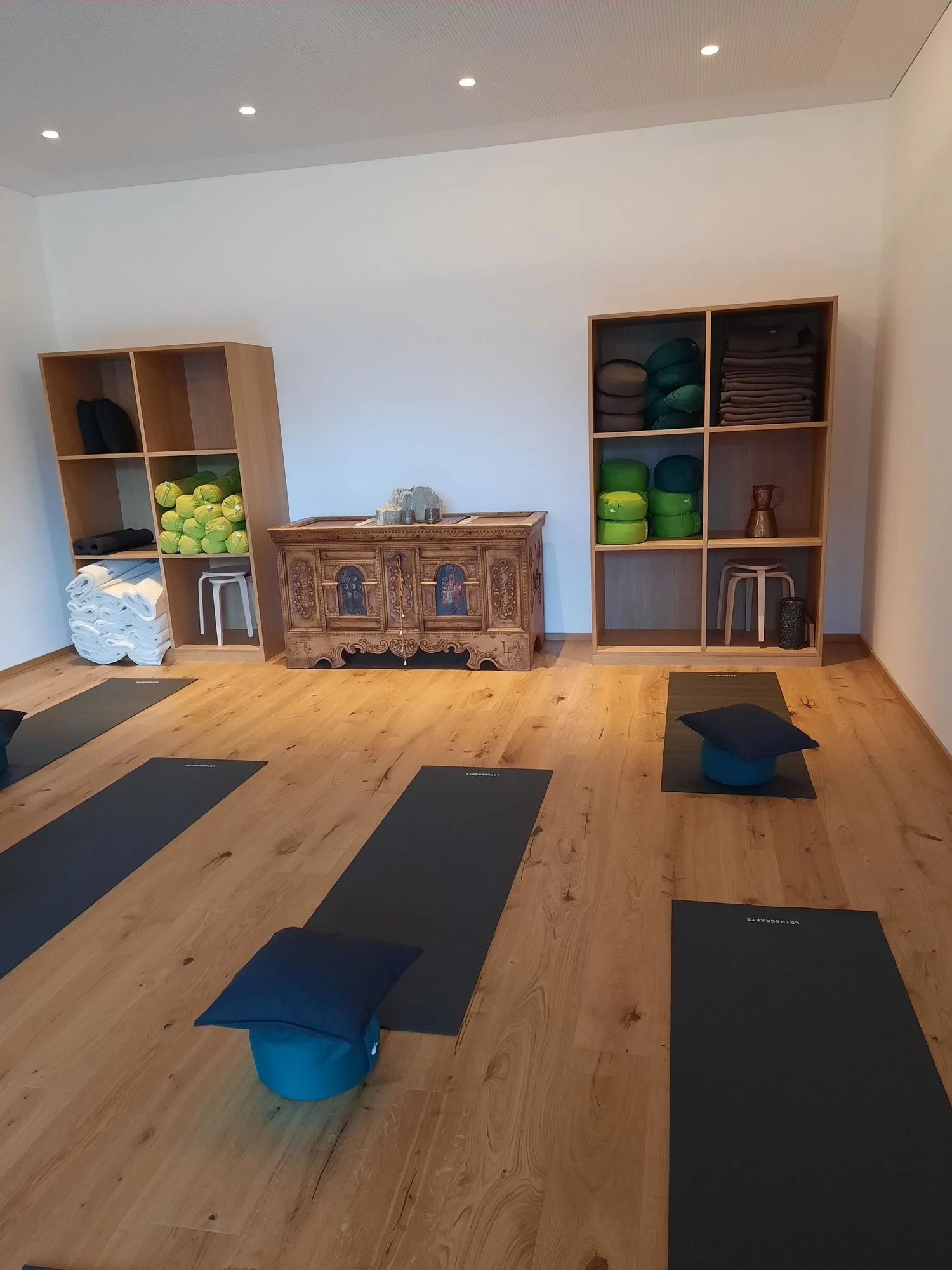 Yogaraum mit ausgelegten Matten