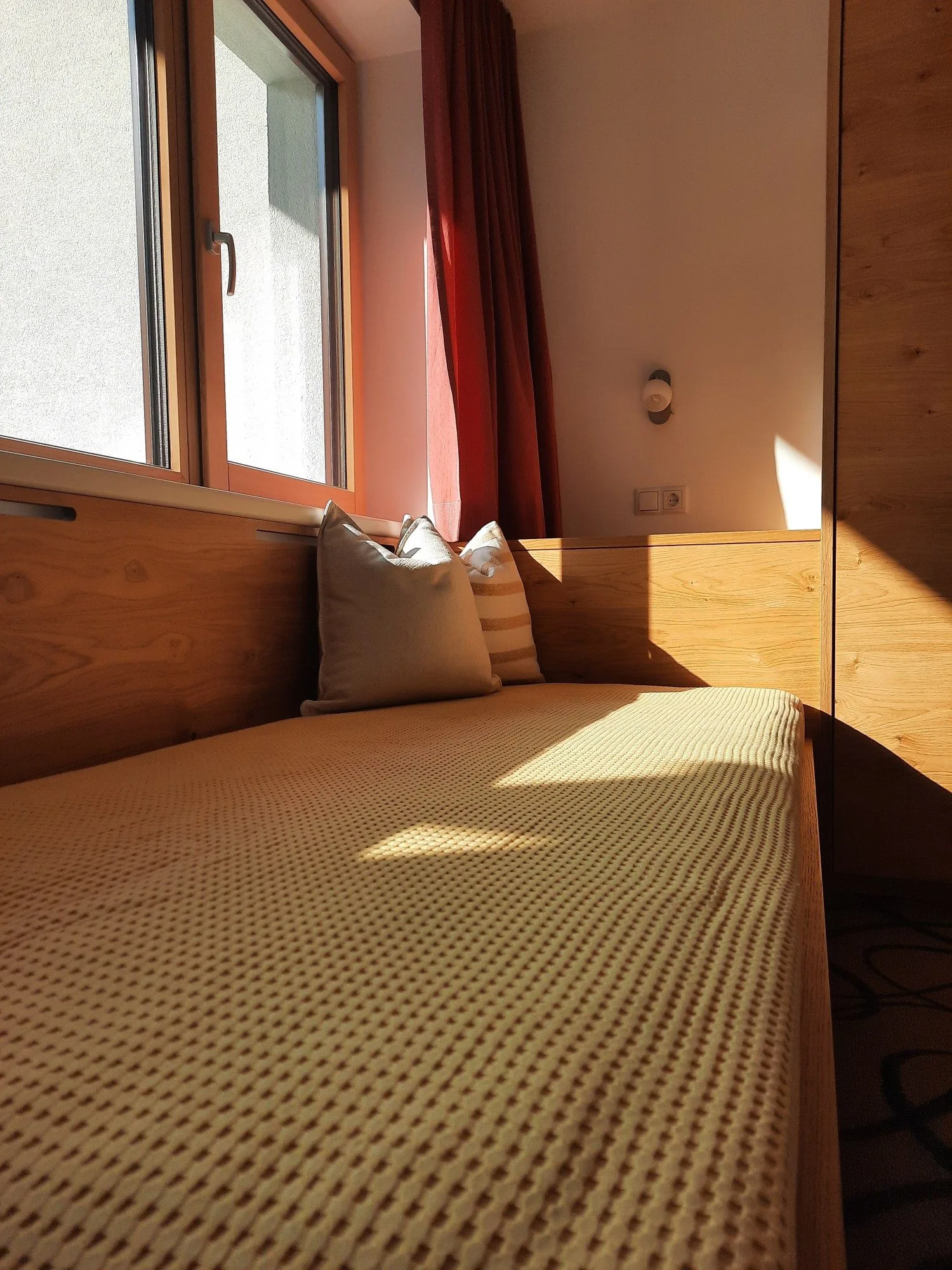 Bett am Fenster