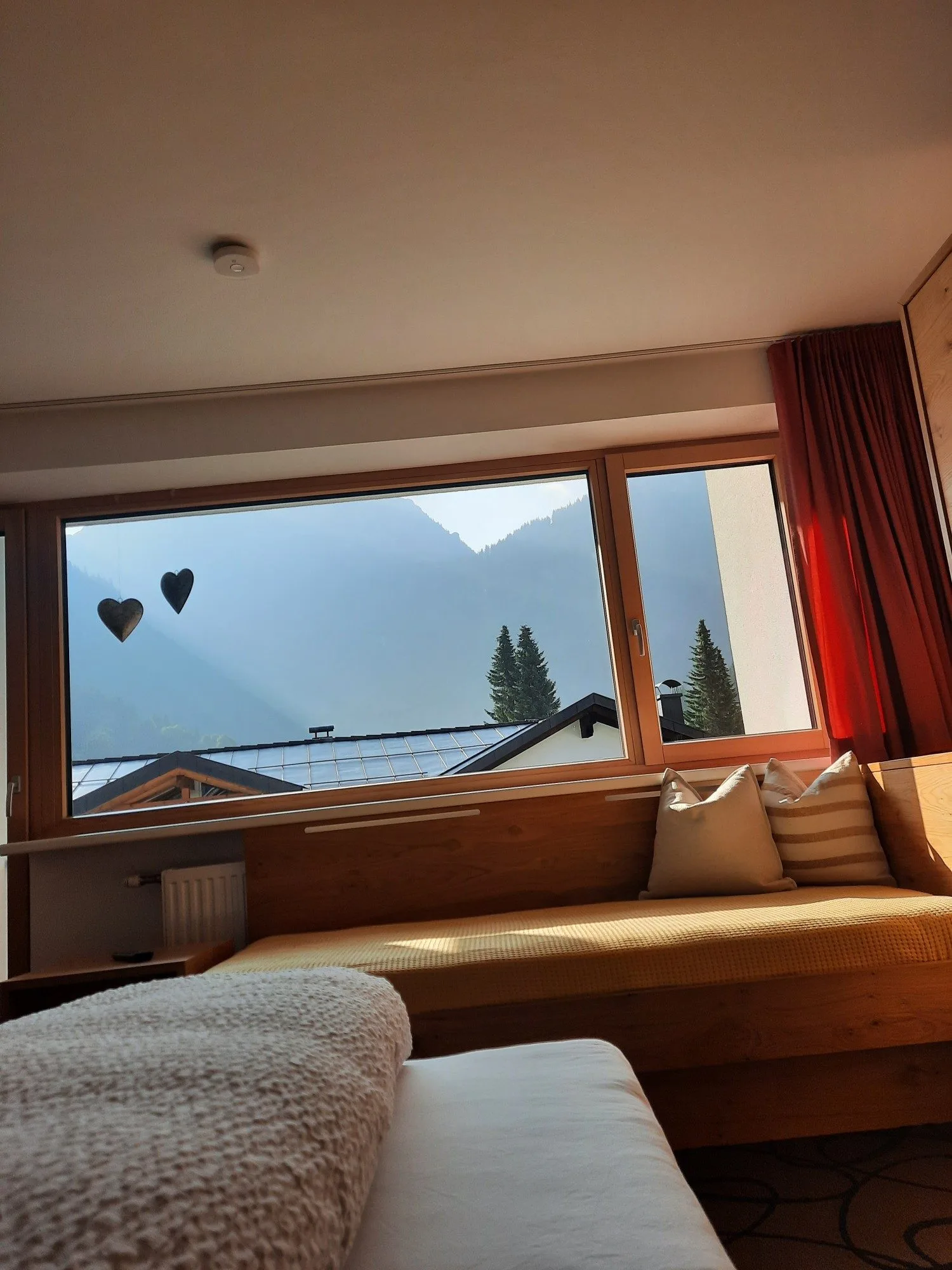 Schlafzimmer mit Fensterblick