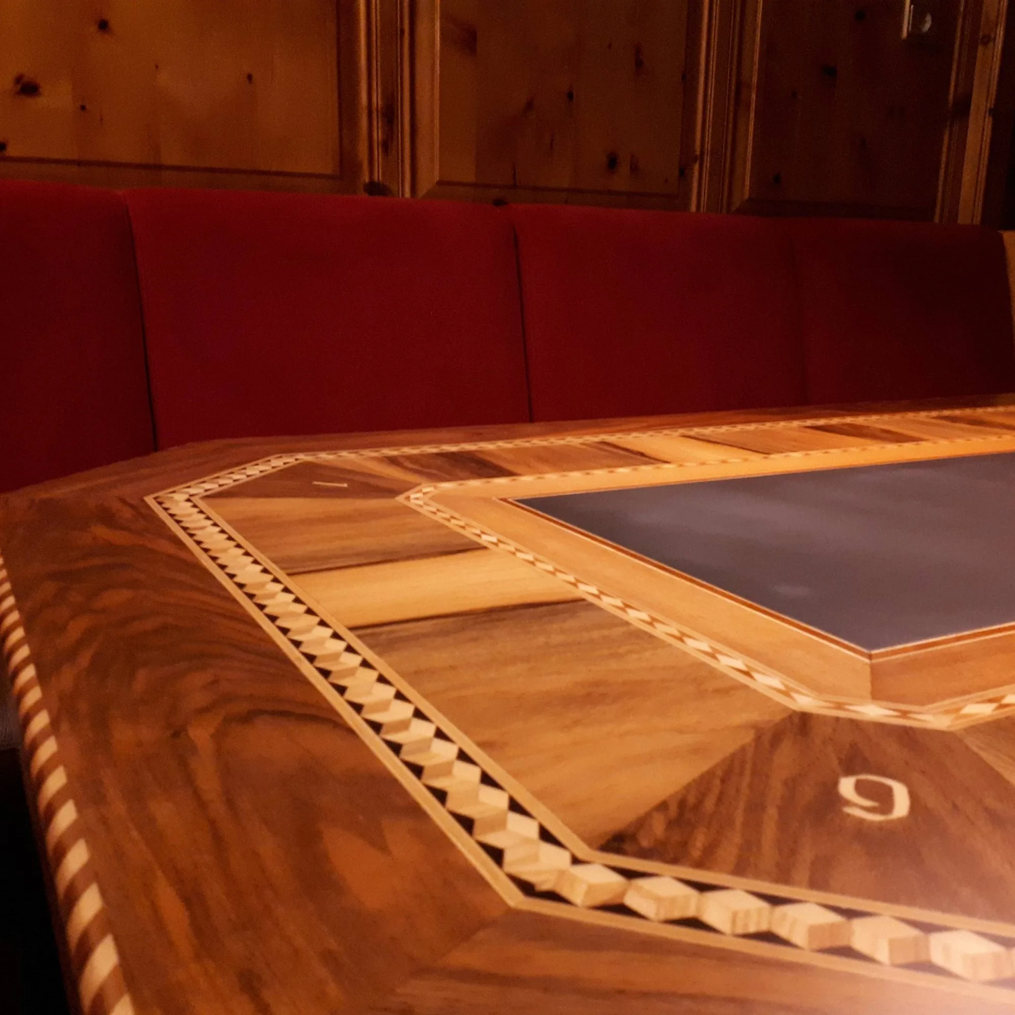 Montafoner Tisch mit Intarsien