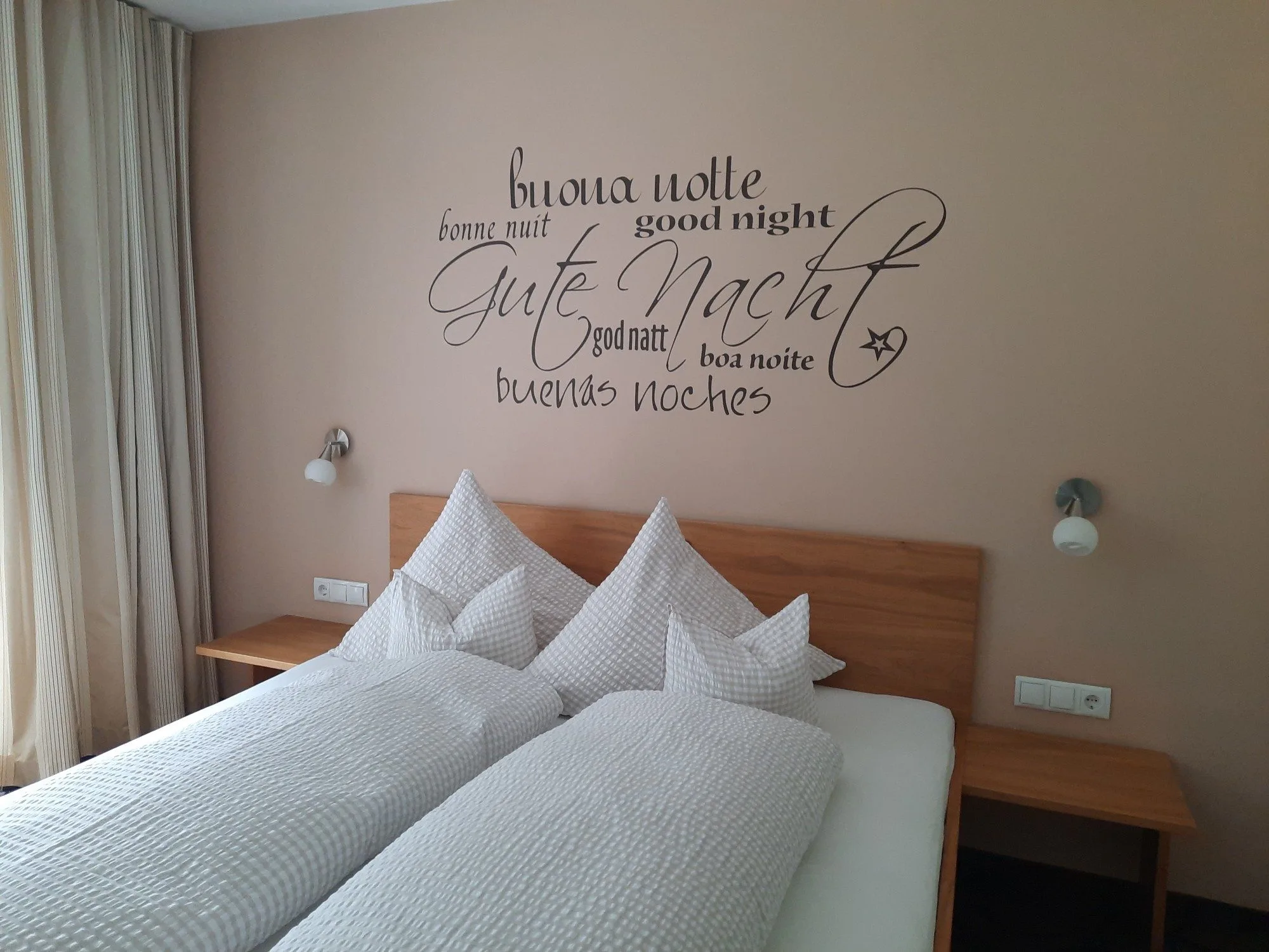 Schlafzimmer mit Doppelbett