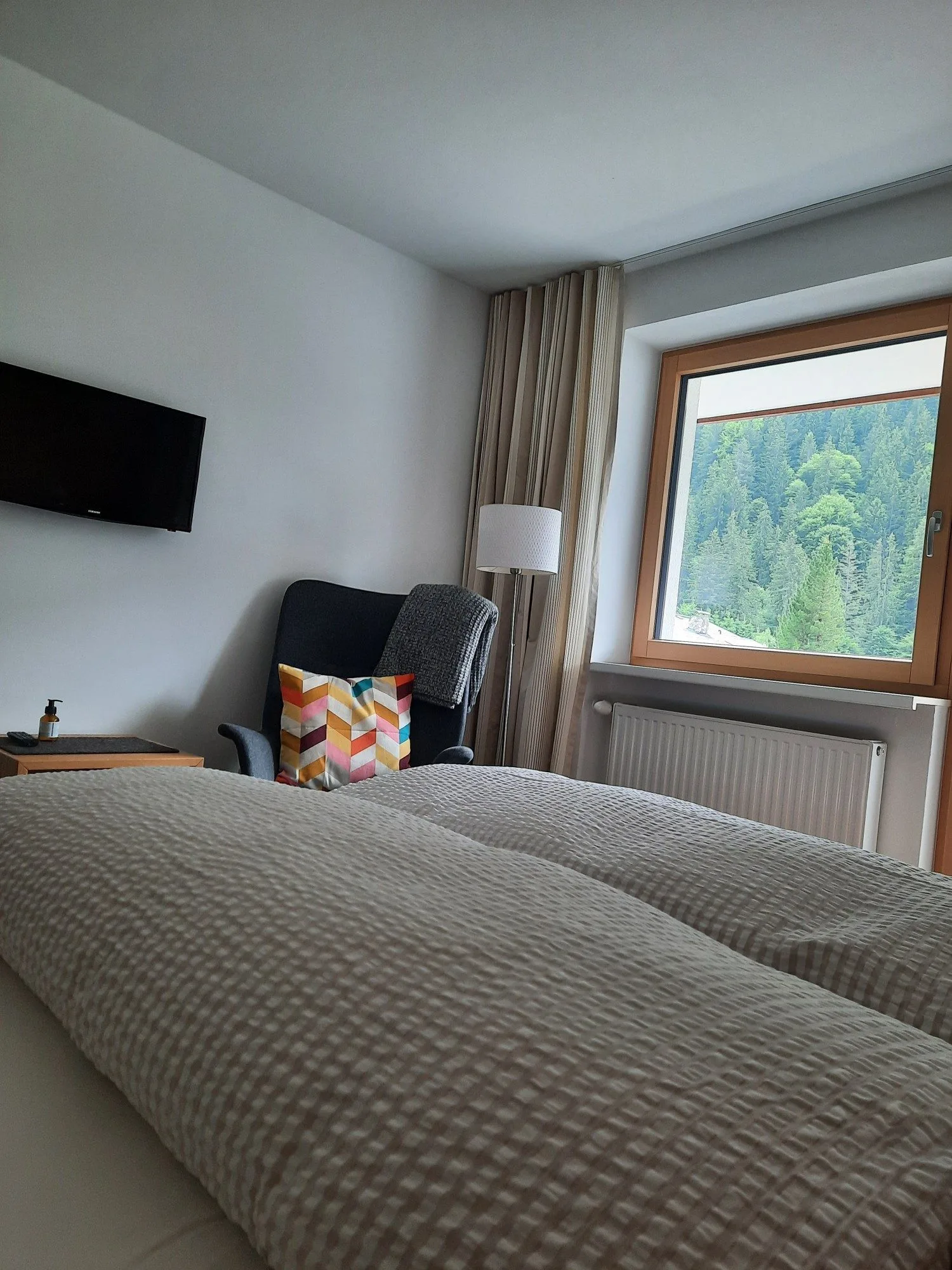 Schlafzimmer mit Leseecke im Appartement Schafboden