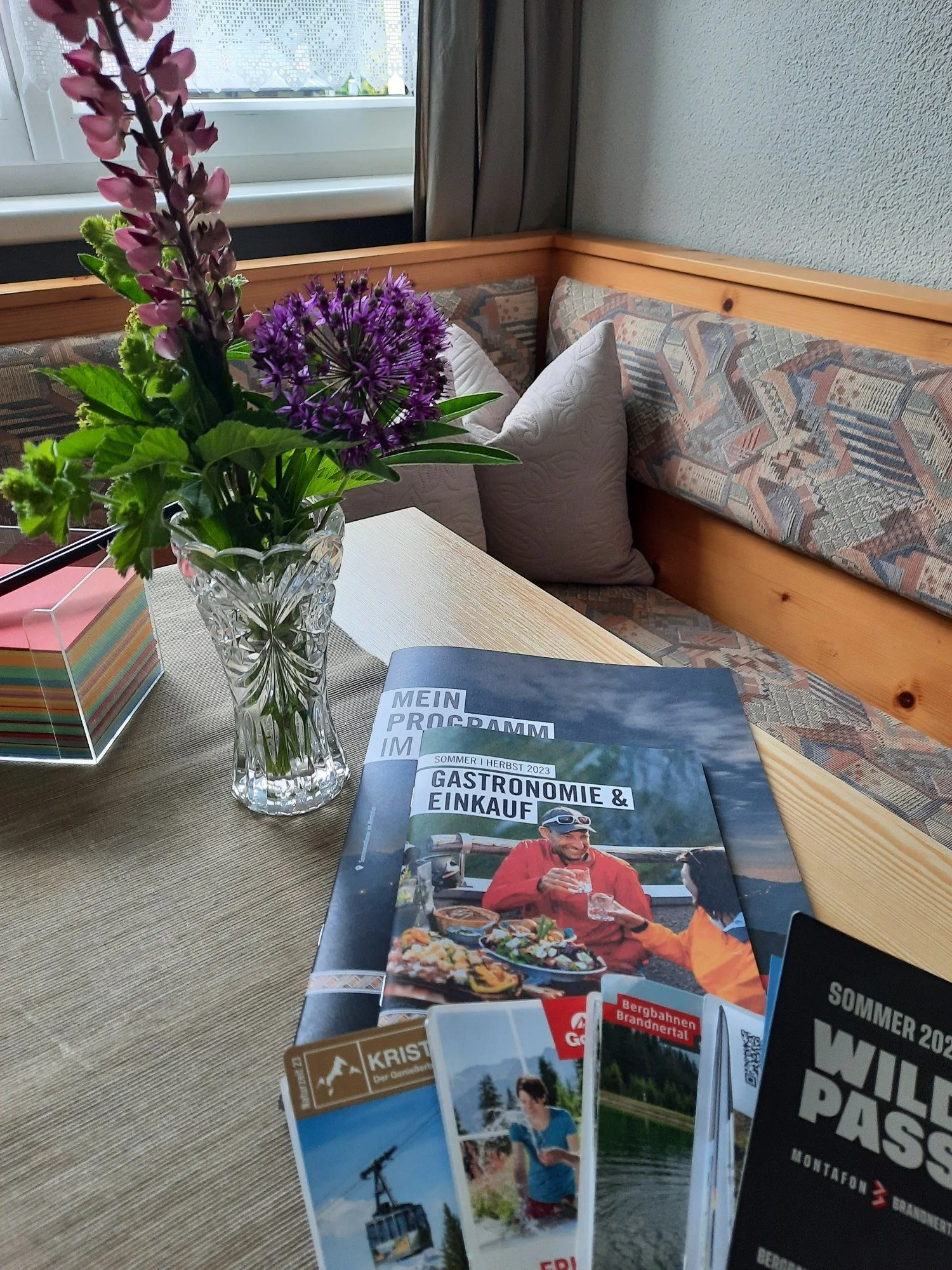 Willkommensgruß mit Blumen und Wanderkarten