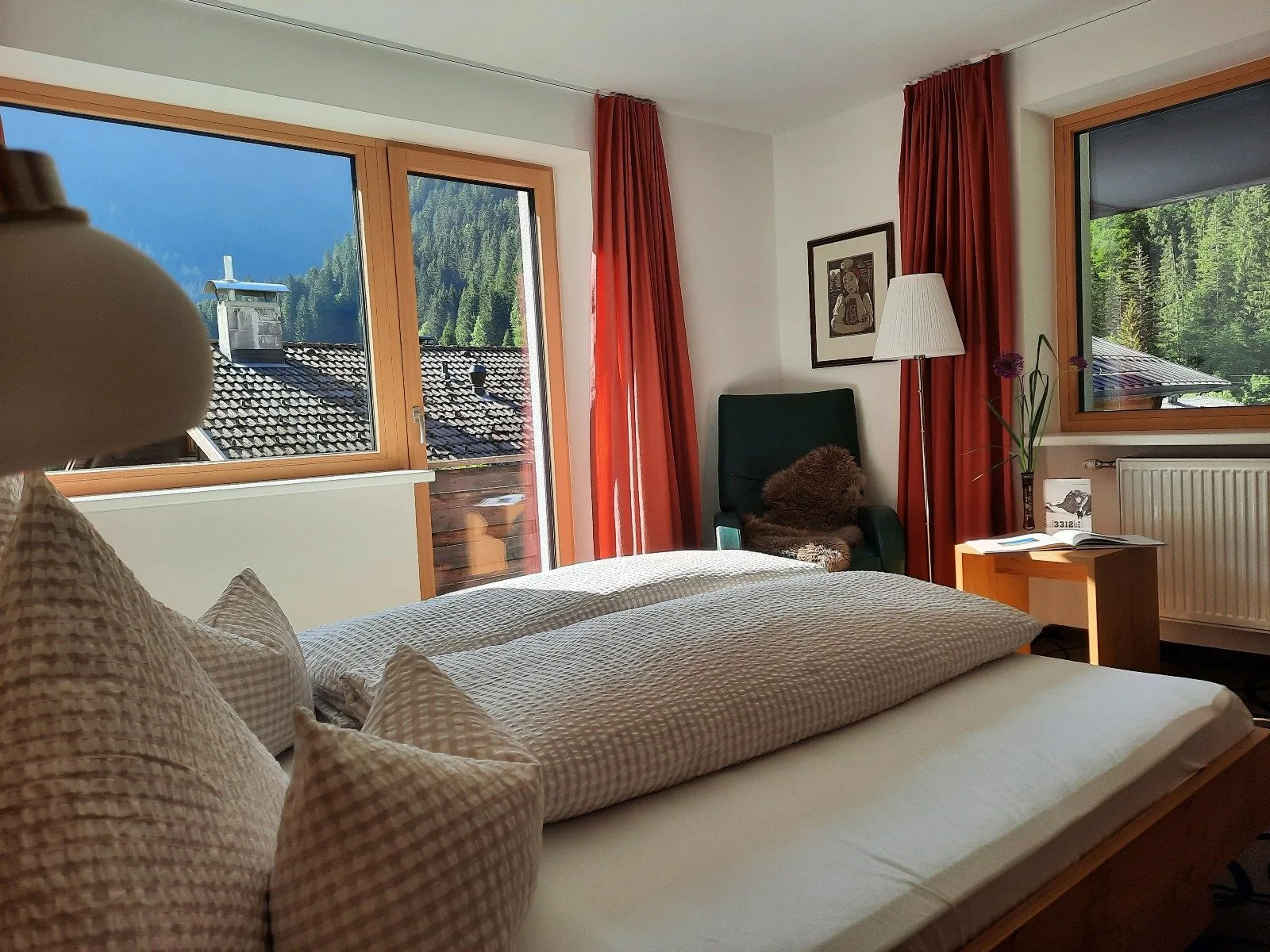 Schlafzimmer mit Blick ins Tal