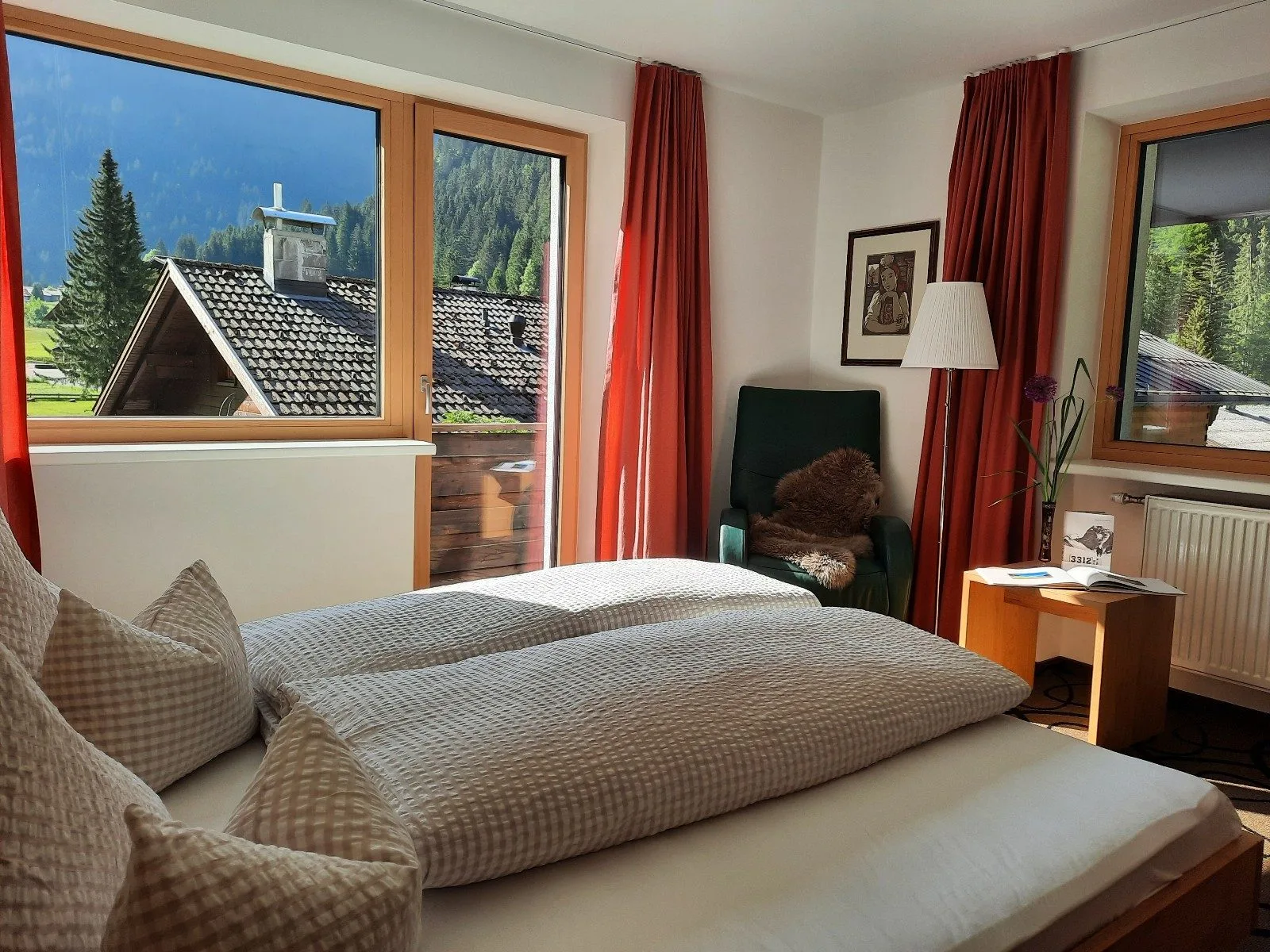 Schlafzimmer im Appartement Vallüla mit Blick ins Tal