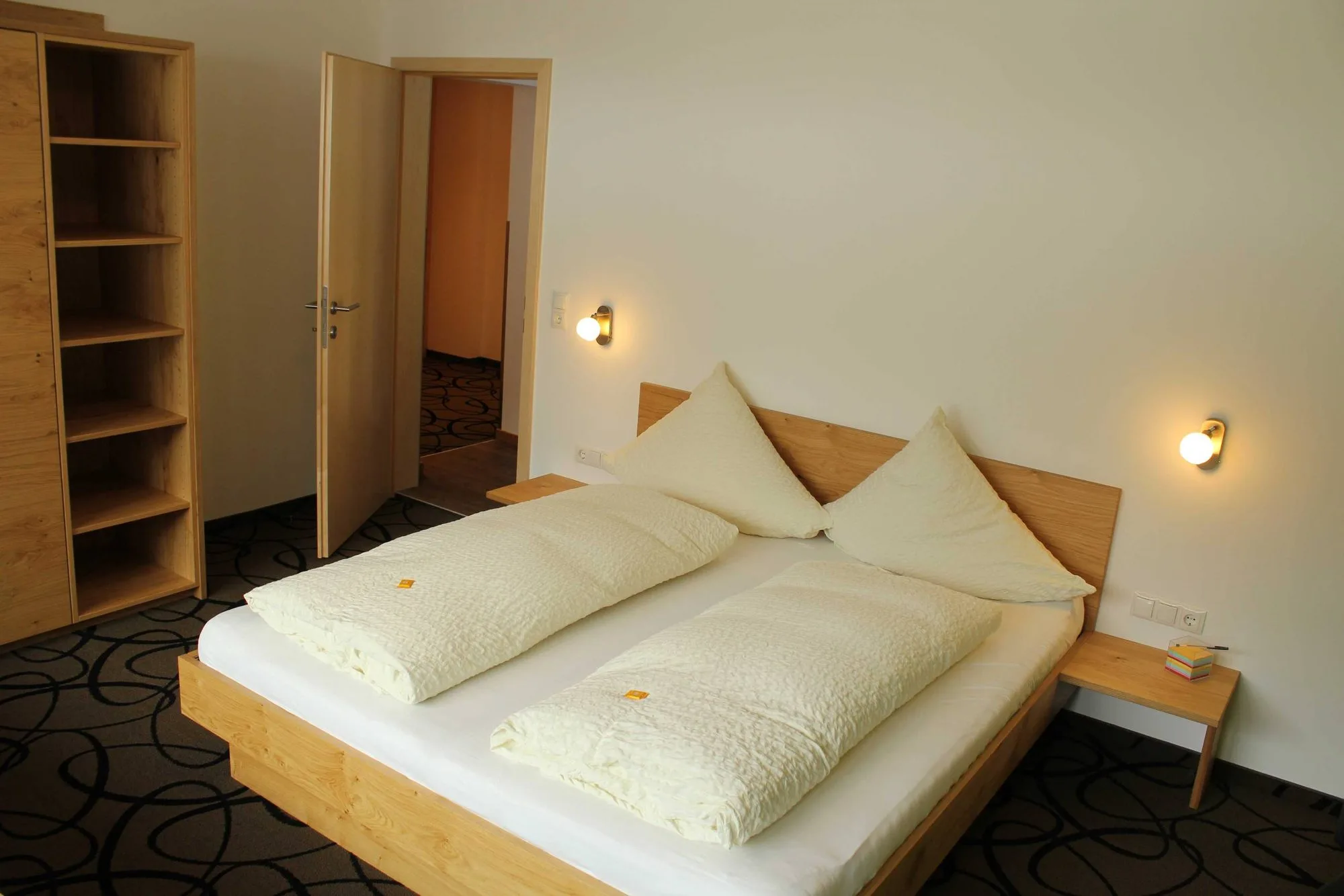Doppelzimmer mit Holzbett