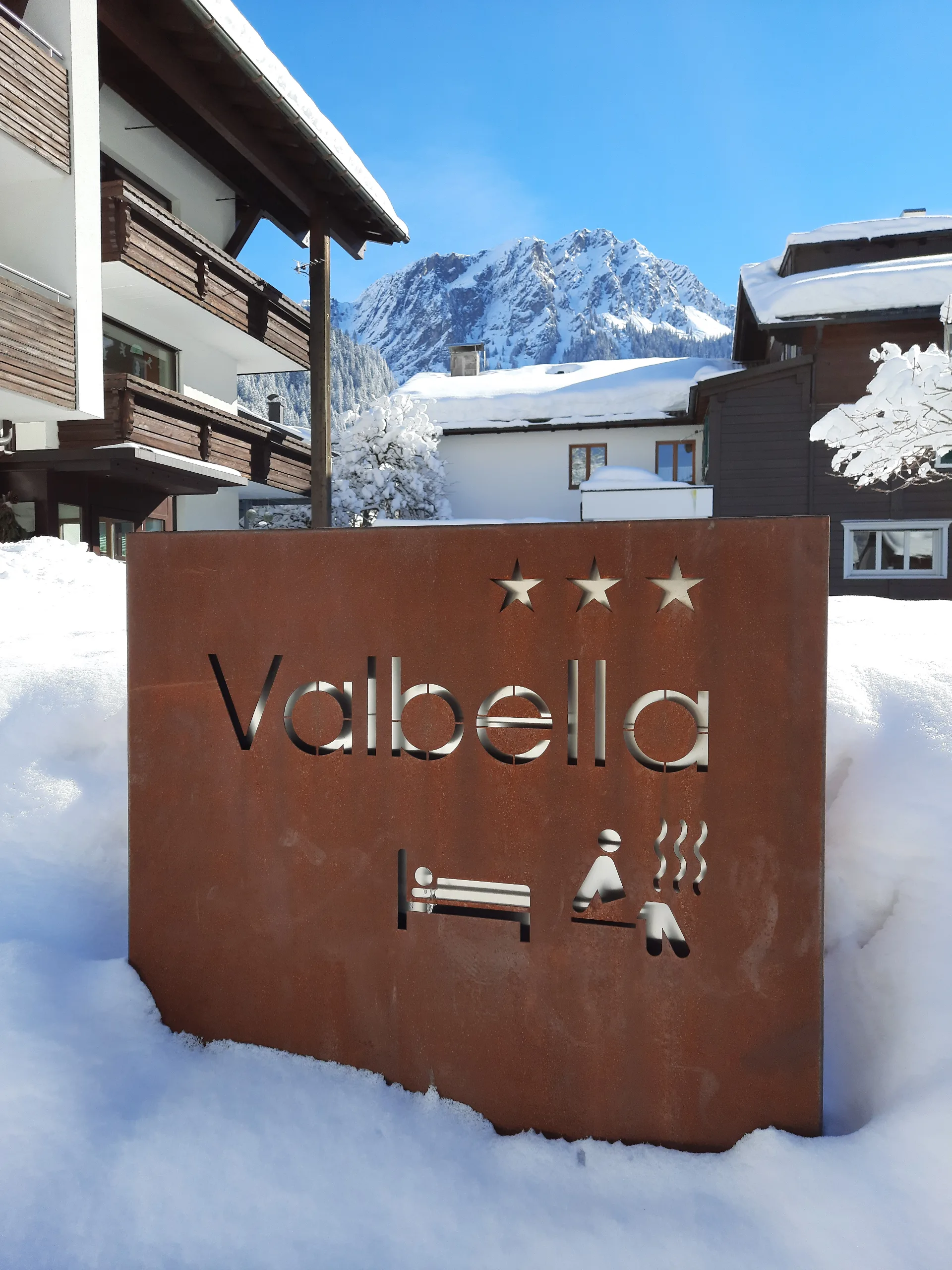 Pension Valbella im Sommer – Terrasse mit Blick auf die Berge
